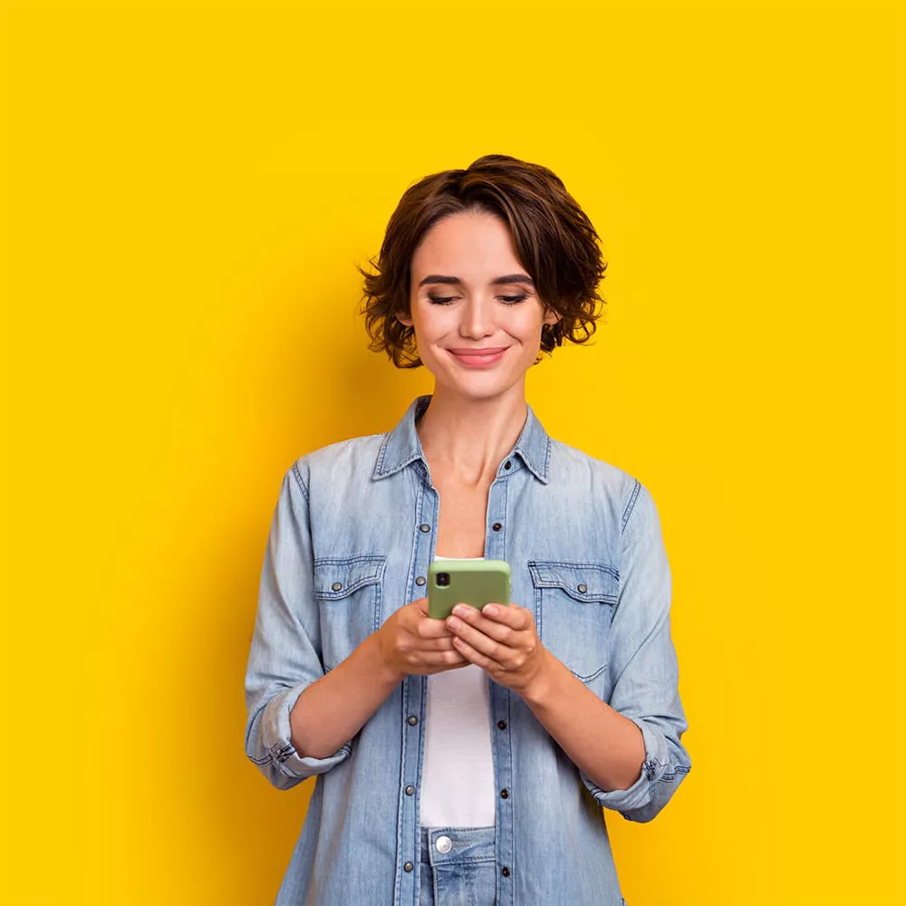 Compila il modolo woman phone typing